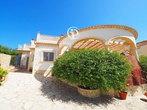 Detached Villa for sale in Oliva, with 175 m2, 3 rooms and 3 bathrooms and Garage. Features: - Garage