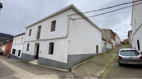 Total surface area 140 m², house plot area 272 m², usable floor area 120 m², double bedrooms: 4, 1 bathrooms, age between 30 and 50 years, ext. woodwork (aluminum), state of repair: in good condition, garden (own), floor no.: 2, lands: terrazzo, corn...