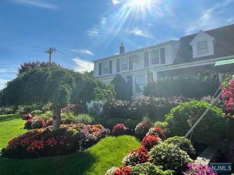 Located in the heart of Park Ridge, NJ in the section of Bergen County referred to as the Pascack Valley, this property has been owned & operated as a Funeral Home by the Spearing Family since 1948. There is also an apartment upstairs consisting of K...