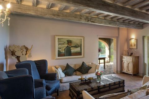 Deze elegante villa in Arezzo heeft een privézwembad en een uitzicht op de adembenemende heuvels vanaf het overdekte terras. Er zijn 5 slaapkamers en deze villa kan tot wel 10 personen accommoderen. Dit is een zeer geschikte optie voor familievakanti...