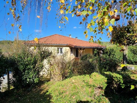Exclusively. Located near the center of Vergt, discover this house of traditional construction on semi-buried basement, in the center of its enclosed and wooded ground of 553m2. The living area is located on the 1st floor on the front of the property...