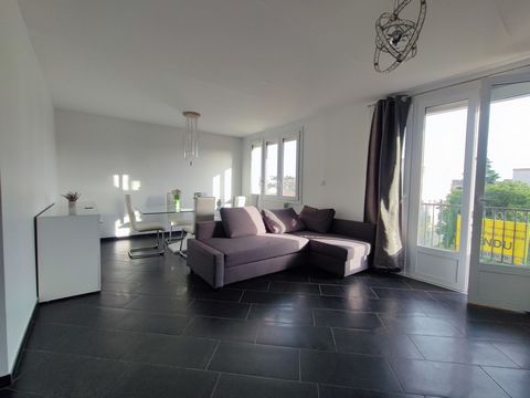 Exclusively at Feyzin Immo. Feyzin-le-Bas, Residence Le Vercors. Located on the 3rd floor, find this pretty apartment T4 of 76m2. It consists of an entrance hall serving a living room of 25m2 with balcony facing South. A separate kitchen equipped wit...