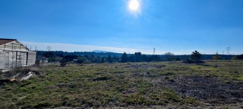 In the town of La Redorte, opportunity to seize with a building plot. The building part gives right to 1448m2 to create your family villa. Price: 82 000 €. If you want to plan a visit, the real estate agency la pierre du Languedoc is at your disposal...