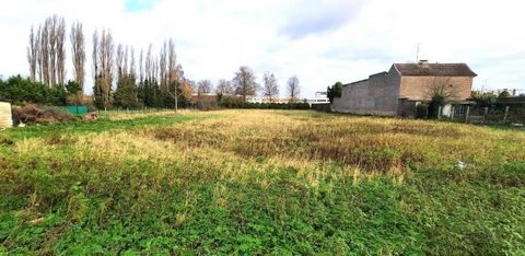 Building plot of 724m2 with a street façade of 17m64, located in front to street, not developed, in the yard of demarcation, operational cu validated !! To visit !! Information on the risks to which this property is exposed is available on the Georis...