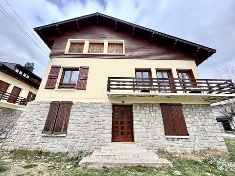 Welcome to this charming apartment on one level, located in a typical residence of the Cerdan chalets of Font-Romeu. With its location close to the city center and yet quiet, this apartment is a haven of peace. As soon as you enter, you will be seduc...