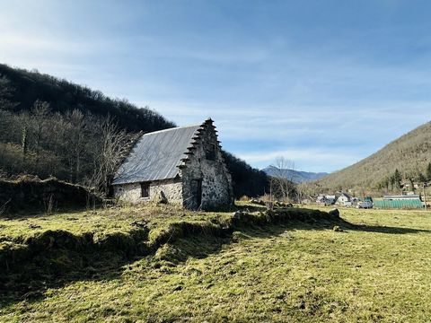 Grange à Pas D'Oiseaux, typical of the Erce valley 09140. On two levels of 15 m² each. Sold without planning certificate on 2500m² of adjoining land. Information on the risks to which this property is exposed is available on the Georisks website: www...
