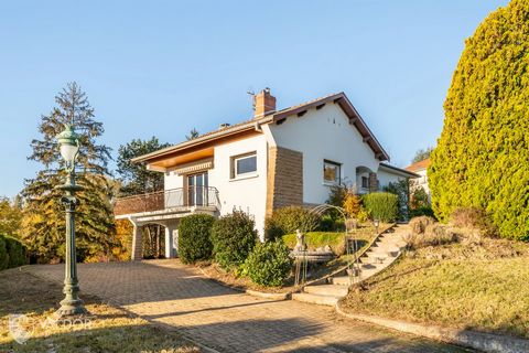 Exceptional family home in Dardilly, Aquaduc sector, halfway between Dardilly le Haut and Dardilly le Bas, we offer for sale this house of more than 230 m2 of floor space on a plot of 3100 m2. The house is made up of 2 levels. Each level is accessibl...