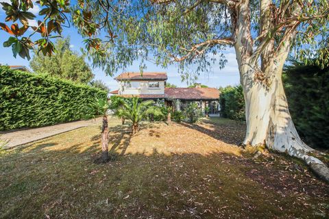 On the outskirts of Bayonne, in a quiet residential area, villa with a surface area of about 140 m2 on a pretty flower garden and trees of about 850 m2. Very nice living room with fireplace opening onto a beautiful terrace, open plan kitchen, 4 bedro...