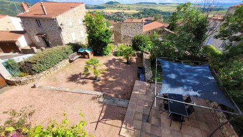 Maison vigneronne de 197m2 habitable avec jardin + annexe à rénover de 120 m2 idéal gite, local commercial. Au sud de Clermont-Ferrand, tout près des volcans dAuvergne et de la chaîne des puys récemment classée au Patrimoine Mondial de lUNESCO, venez...