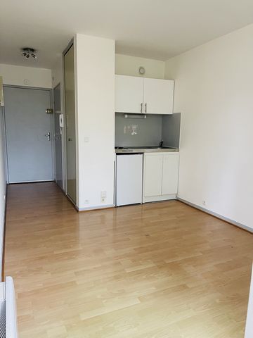 MYclermont vous propose en exclusivité ce joli studio, idéalement situé au centre-ville de Clermont-Ferrand et proche de toutes les commodités. Le studio d'une surface de 16 m2 est composé d'une kitchenette avec double plaques électriques et petit fr...