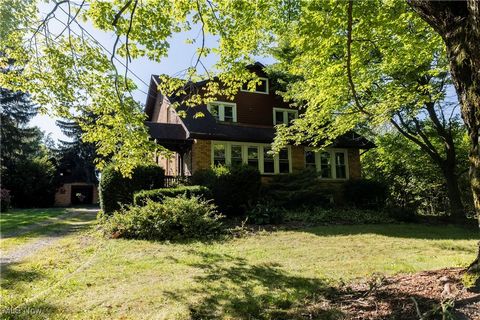 Ontdek de perfecte mix van historische charme en moderne voorzieningen in dit prachtige bakstenen huis uit 1935, gracieus gelegen op 3 prachtige hectare. Met zijn klassieke ontwerp en uitnodigende kenmerken biedt deze woning een unieke kans om te gen...