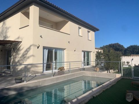 EN EXCLUSIVITE.... Maison contemporaine 4 chambres, 1 suite parentale, 1 salle de bain, 2 salles d'eau, 3 wc, piscine chauffée.. Située dans un quartier très prisé entre Rochefort du Gard et Domazan, au calme, sans vis-à-vis. Cette jolie maison conte...