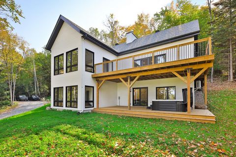 Découvrez cette magnifique maison récemment construite dans un secteur boisé offrant tranquillité et nature à proximité. Avec ses 3 chambres et 2 salles de bain complètes, ainsi qu'une salle d'eau, cette résidence allie confort moderne et matériaux d...