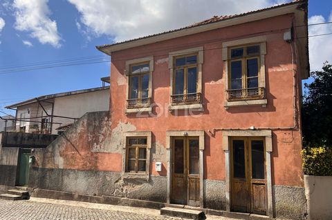 Identificação do imóvel: ZMPT570817 Esta moradia, datada de 1938, oferece uma oportunidade única para criar a sua casa de sonho, combinando o charme e a autenticidade da arquitetura clássica com o conforto e as exigências da vida moderna. Localizado ...