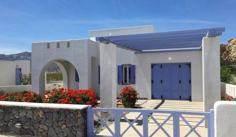 Hermosa villa tradicional en una comunidad con jardines paisajísticos, y a poca distancia de la playa. A menos de 200 metros de una playa de arena galardonada con bandera azul, cerca de servicios y comodidades. A poca distancia del puerto deportivo y...