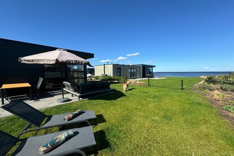 Our new, modernly furnished Chalet IJsselmeerblick is located in the second row by the water with a large garden plot, its own parking space and a sun terrace. Our ultra-modern chalet offers 2 bedrooms, an open living/dining area with a view of the s...