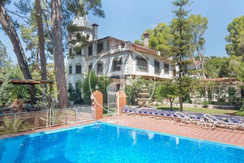 ELEGANTE VILLA EN VENTA EN NAQUERA Aproperties les ofrece esta maravillosa villa rodeada de una frondosa vegetación y ubicada en la mejor zona de Náquera, en una avenida de grandes villas a pocos minutos del centro y al lado del club de campo.  Esta ...