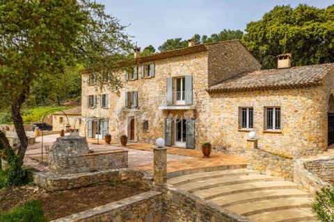 Découvrez cette magnifique bastide provençale, une perle rare nichée au coeur de la paisible commune du Thoronet. Avec ses 5 chambres spacieuses, sa piscine étincelante dotée d'un pool house, sa salle de sport avec spa et sa charmante maison de gardi...