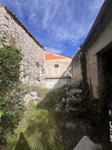 Location: Šibensko-kninska županija, Tisno, Tisno. ŠIBENIK, TISNO - Haus zur Anpassung Haus von 32 m2 und Grundstück 94 m2 zum Verkauf in Tisno in der Nähe von Šibenik. Eine komplette Anpassung des Hauses ist erforderlich. Das Haus befindet sich in a...