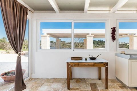 Immerso nella campagna alle porte di Ostuni, gli ospiti troveranno questo tipico alloggio locale, caratterizzato dal colore bianco e dalla pietra a vista. L'edificio principale è composto da un piccolo soggiorno con divano letto matrimoniale, una cuc...