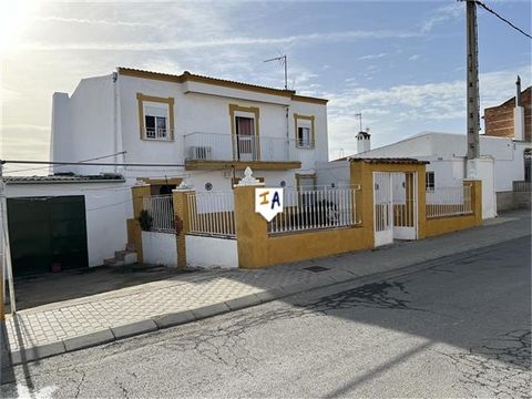 Deze 213m2 grote 4 slaapkamer 2 badkamer Townhouse met een Bodega is gelegen in Montilla, in de provincie Cordoba in Andalusië, Spanje, beroemd om zijn wijnkelders met de Montilla-Moriles oorsprongsbenaming. Montilla heeft allerlei soorten etablissem...