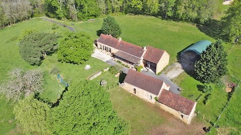 24200 SARLAT LA CANEDA. Eigendom: oude boerderij, huis, te renoveren huis, garages, land van ongeveer 15,7 hectare. Verkoopprijs: 470.000 euro (Makelaarskosten betaald door verkoper) Gelegen in het hart van de Périgord Noir, gouden driehoek Montignac...