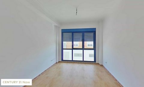 Ausgezeichnetes Anwesen mit 2 Schlafzimmern und zwei Bädern in Talavera de la Reina. Es verfügt über eine separate Küche, zwei Badezimmer, eines mit Badewanne und das andere mit Dusche. Garagenplatz im Preis inbegriffen. Das Haus hat eine gepanzerte ...