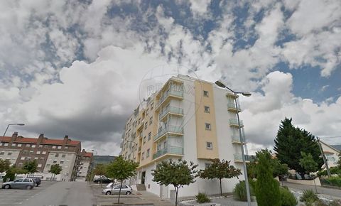 Oportunidade para adquirir este apartamento T4 com 233 m² de área total, situado numa zona central da Covilhã, distrito de Castelo Branco. Localizado numa área residencial calma, próximo de comércio, serviços, escolas e espaços verdes. O apartamento ...