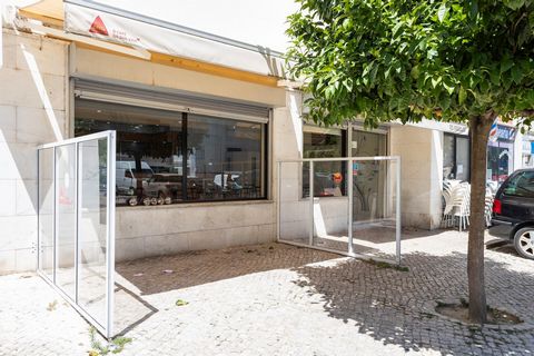 Cette pâtisserie est située sur une place tranquille de Bobadela, pleine de lumière et de soleil, dans un quartier résidentiel, mais très proche des écoles, d’une salle de sport et d’autres services, ce qui signifie qu’elle est proche de ceux qui viv...