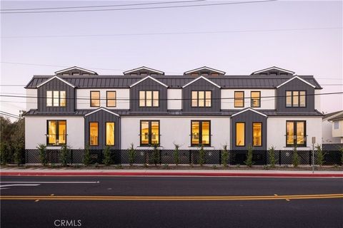 Special Seller Incentive: Take advantage of preferred financing with zero costs and seller rate buy down. Welcome to Back Bay Townhomes, Newport Beach's newest and most enviable new address for those who seek chic living close to high-end shopping, g...