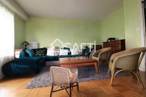 Un très bel appartement lumineux de 80 m², situé au 2ème étage comprend un agréable séjour-salon avec balcon, une cuisine à l'aménagement fonctionnel, deux chambres dont une avec balcon et une salle de bains. L'ensemble est complété par une cave en s...