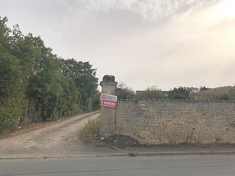 Vous êtes à la recherche d'une grande maison ou d'un investissement, cet ensemble immobilier dans le centre de Saint Sauveur d'Aunis, 15' des portes de La Rochelle, commerces, services, écoles à pied, est le produit idéal. Composé d'une maison de 190...