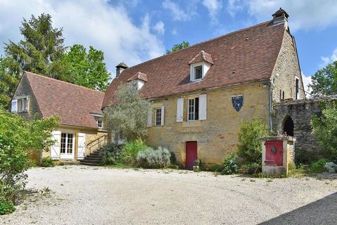 Close to the village of La Chapelle Aubareil half way down a no through road you will find this large stone house with pool and large garden. The property requires some modernisation but has lots of character and charm. The entrance steps lead into a...