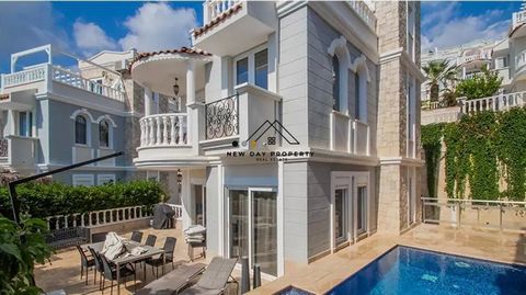 INCREDIBLE VIEWS OF THE SEA, THE FAMOUS CASTLE OF ALANYA. ROMANTIC STYLE. OWN HEATED POOL.   We present here this beautiful and idyllic 3 bedroom house for sale. We are located in the beautiful upper part of Cikcilli, on the hills of Alanya, only 1.9...