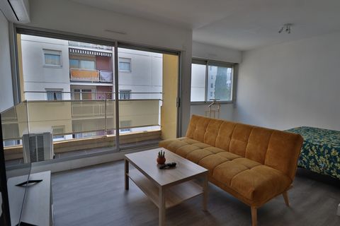 Découvrez notre appartement d'une pièce récemment rénové, situé dans un quartier paisible de Nîmes. L'appartement est très lumineux et dispose d'une cuisine équipée, jolie salle de bain, parquet flottant au sol... De plus, le balcon privatif offre un...