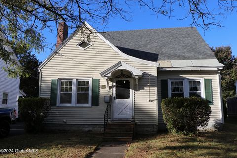 Découvrez le mélange parfait de confort, de beauté et de commodité dans cette maison accueillante ! Idéal pour les premiers acheteurs, les familles ou toute personne à la recherche d’une retraite confortable dans un quartier convivial. Profitez d’un ...