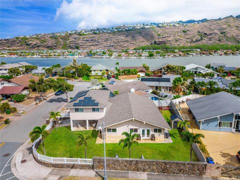 Geräumiges Einfamilienhaus mit 5 Schlafzimmern und 3 Badezimmern und einem großen, ebenen Hof in der begehrten Mariners Cove! Super günstige Lage, nur wenige Minuten entfernt von allen Annehmlichkeiten von Hawaii Kai, Schulen und Wassersportarten. Da...