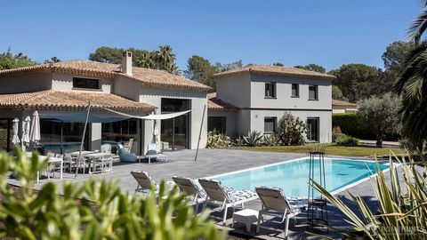 Located in a secure gated domain in Mougins, this prestigious villa offers a serene and peaceful living environment surrounded by greenery. Walks and bike rides are also possible in the surrounding area, while still being close to Cannes. The modern ...