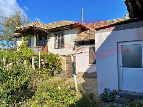 IMOTI 'NASTEV' biedt een bakstenen huis te koop aan in het dorp Kyulevcha. Het huis bestaat uit vier kamers, een keuken en een badkamer. Het dak is gedeeltelijk vervangen, de ramen zijn van PVC. Eraan vastgelijmd is een oud adobe-huis, dat bestaat ui...