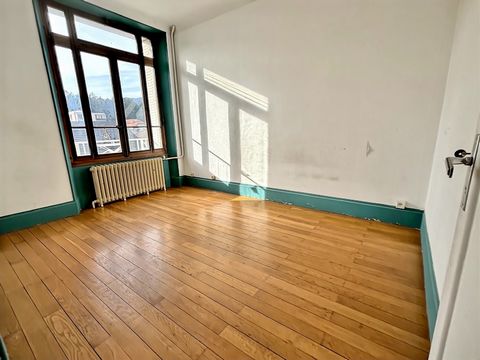 Aix les bains, op een steenworp afstand van het centrum, in een karakteristiek condominium op de tweede verdieping zonder lift, mooi appartement van 100 m2 met 3 slaapkamers, mooie woonkamer, aparte keuken, terras op het zuiden, parkeerplaats en grot...