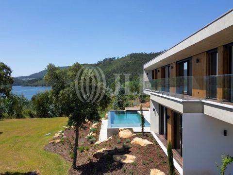 6-bedroom villa, 399 sqm (construction gross area), infinity swimming pool and two parking spaces, set in a 3,618 sqm plot of land in Castelo de Bode, Ferreira do Zêzere. The villa is spread over two floors and has an outdoor leisure area. Ground flo...