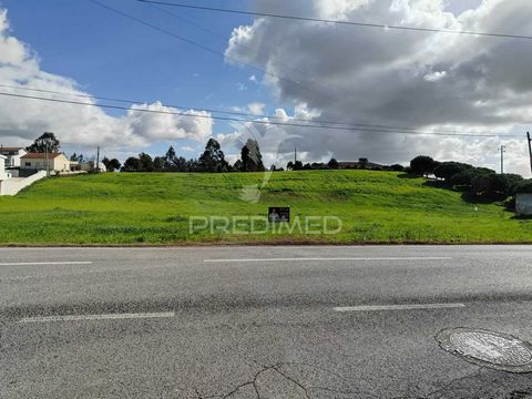 Terreno localizado em Vila Facaia , na freguesia do Ramalhal no municipio de Torres Vedras, apenas a 5 minutos do acesso á A8 ficando a 50 minutos de Lisboa e a 12 km das praias. Área total de 2600m2 completamente inseridos no PDM de nivel III, onde ...