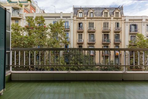 Exclusive Flat in Eixample - Bailén Street, Barcelona High floor apartment of 110 m² in a prestigious building of Núñez i Navarro, located in the heart of the Eixample area of Barcelona. The property has excellent finishes and functional design, idea...