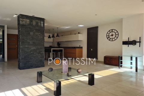 LOFT avec GARAGE et CAVE à ST LAURENT DU VAR  ATYPIQUE et RARE, appartement F2/F3 de plus de 91 m² en entre-sol, au calme absolu dans le quartier animé du Square Benes à 2 pas des commodités. Vous serez séduit par l'espace de vie de plus de 53 m² ave...