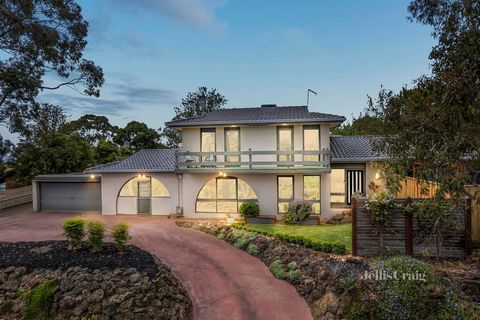 Ruhig gelegen im Tor zum Yarra Valley, ist dieses zweistöckige Haus ein Überraschungspaket für eine Familie mit bis zu 5 Schlafzimmern, zwei Außenbereichen und tollem Zugang zu Annehmlichkeiten. Renoviert für wünschenswerten modernen Komfort, um eine...