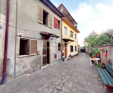 LAZIO - VITERBO - PROCENO STADTHAUS MIT TERRASSE Im charakteristischen Dorf Proceno, mit Panoramablick auf die historische Burg, 94 m2 großes Reihenhaus mit 15 m2 Terrasse. Das Haus erstreckt sich über drei Ebenen und setzt sich wie folgt zusammen: I...