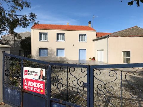 *** BAISSE DE PRIX *** Dans le charmant village de BOUHET, situé à 20 mins des Portes de La Rochelle, proche de Ferrières et sa zone commerciale, belle maison familiale de 114 m2 dans un jardin clos de 740 m2 avec garages et dépendances aménageables....