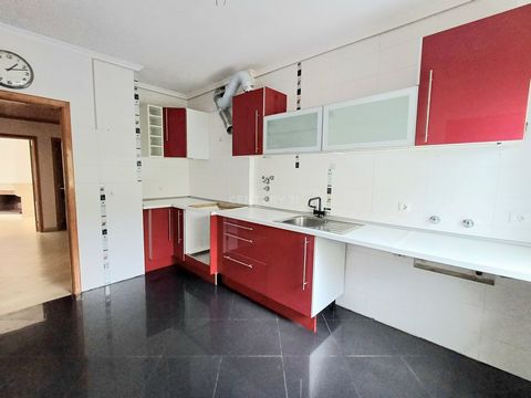 Apartamento T2 na Rua Tristão da Cunha em Monte Abraão, Queluz, em bom estado geral. Localizado em prédio organizado, num primeiro andar em prédio com elevador, para melhor comodidade. Tem uma arrecadação na cave. Na cozinha também encontramos uma de...