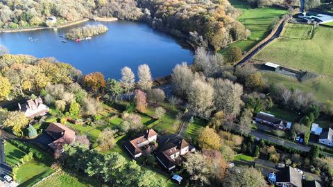 Auf einem großen Gartengrundstück befindet sich dieses atemberaubende, von Architekten entworfene Familienhaus mit 4/5 Schlafzimmern in einer idyllischen Stadt, nicht weit von den Einrichtungen der Stadt und nur einen Steinwurf vom berühmten Stadtsee...