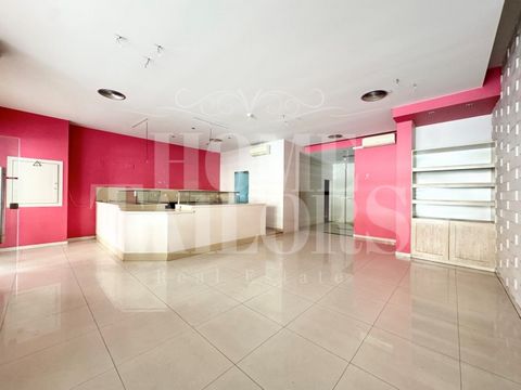 Commercial space on the ground floor with a large window to the street, integrated in a gallery composed of several shops, 1 minute from Continente de Telheiras and the new Supera gym. The kitchen has smoke extraction and is already prepared to start...